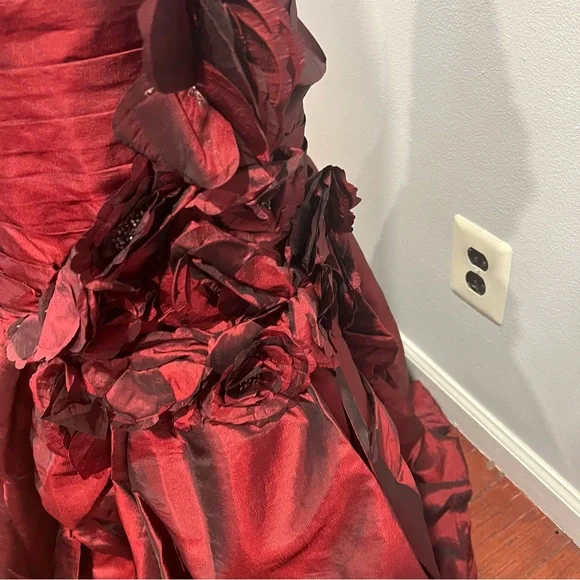 Camilla La Vie Burgundy Taffeta Strapless Pleated Mermaid Evening Gown - Reemoly